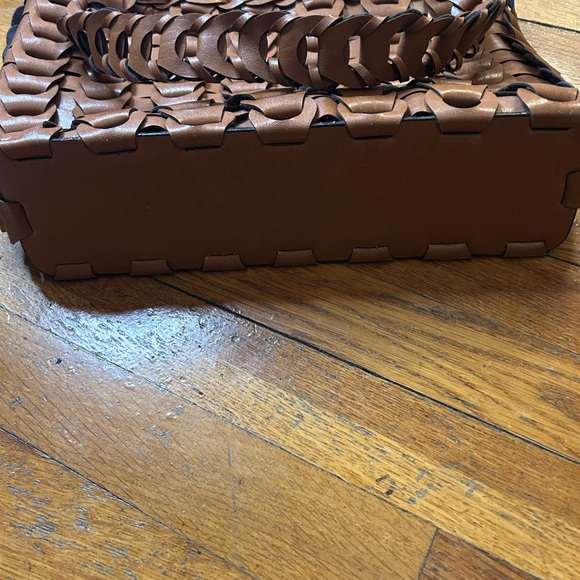 Elegant Tan Woven Tote Bag - Picture 5 of 6